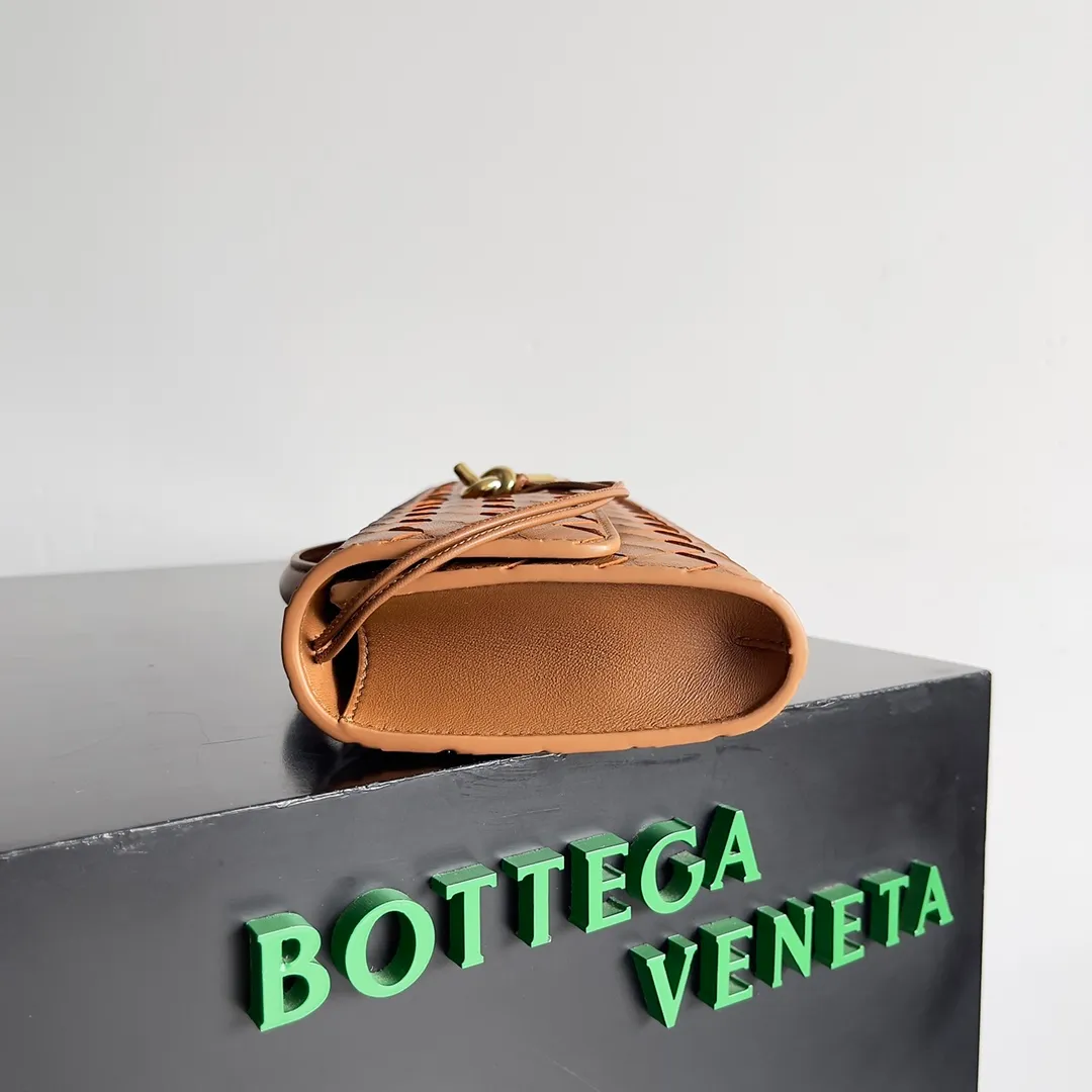 The batch of 1360 BV Andiamo evening handbags has been heavily planted again~ The designer aesthetics in the era of economic downturn are back. I fall in love with it at first sight and can't put it down. It's so beautiful and full of aura. The shape and texture are very competitive. It's light in weight and has sufficient capacity. It's a must-have for fashionistas. It's suitable for many occasions, minimalist, high-end and light luxury. Model No.: 741511 Size: 31*13*3cm